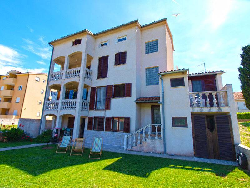 Ganze Wohnung, Ferienwohnung für 4 Personen mit Terrasse in Valbandon, Südküste Istrien