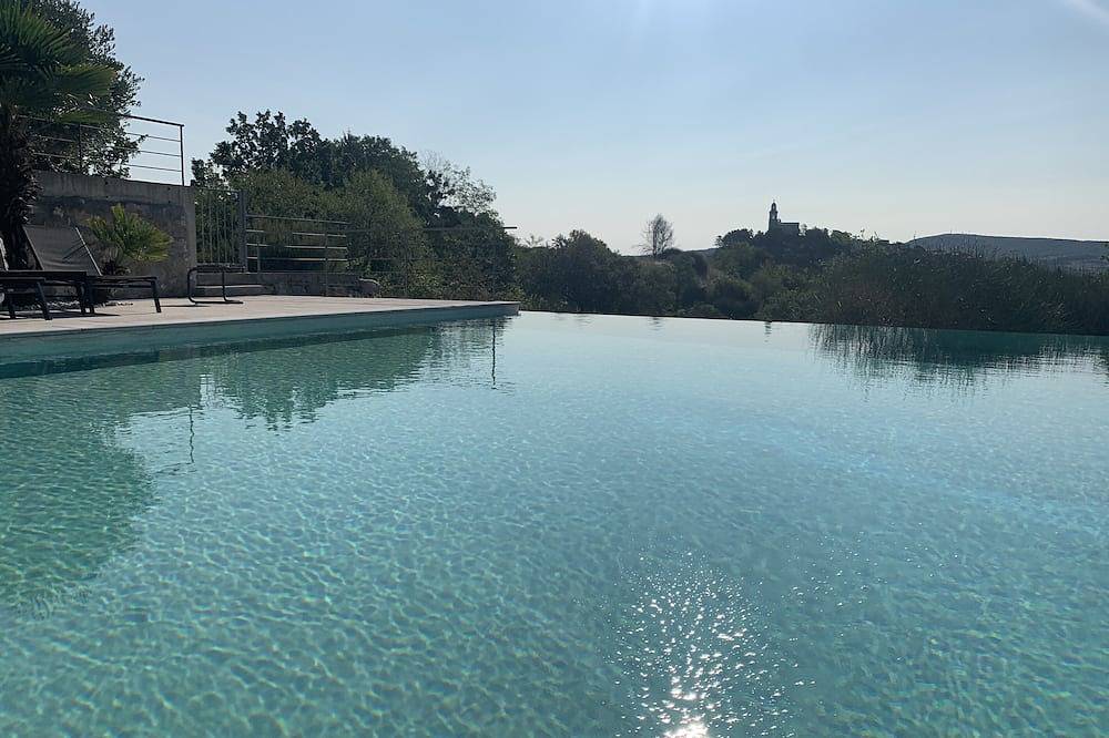 Reillanne architect-designed house for 10 people with magnificent view and swimming pool. in Reillanne, Regionaler Naturpark Luberon