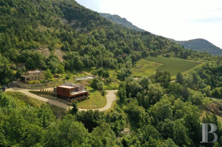Location de vacances pour 16 personnes, avec Balcon et Terrasse ainsi que Jardin et Piscine à Teyssières