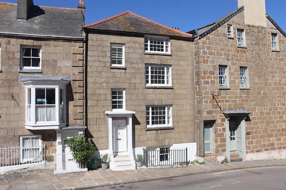 Entire apartment, Luxury Penthouse Sea View Apartment in Penzance, Cornwall