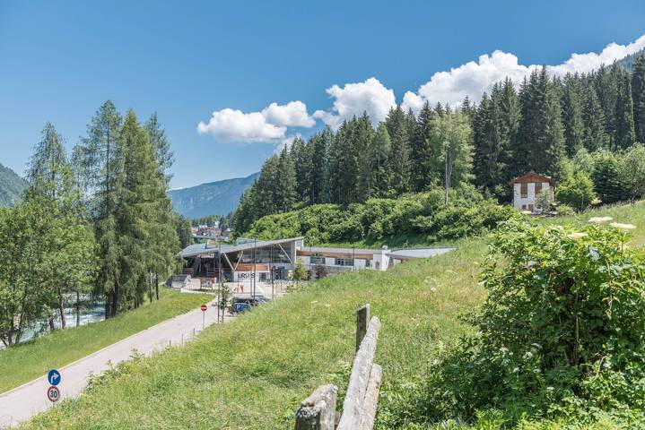 Hel lägenhet, Holiday Apartment 'Maso Noce Ovest' with Mountain View, Garden, and Wi-Fi in Mezzana, Adamello-Presanella Alps