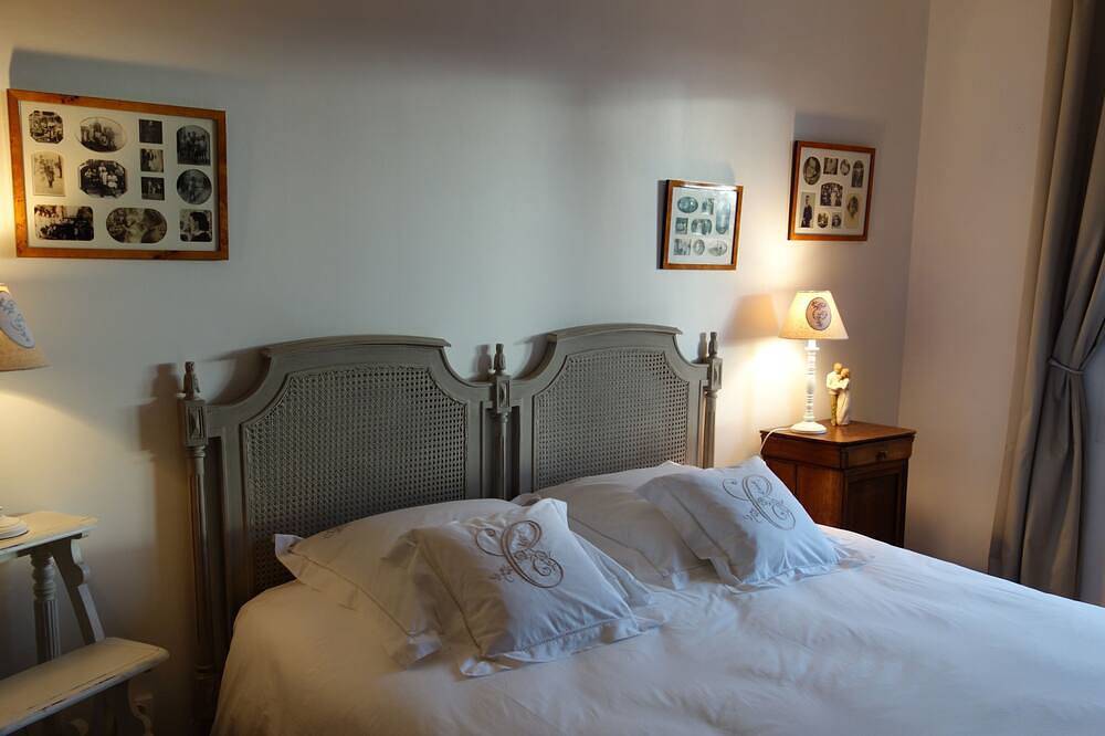 Nice house with fantastic views on a large plot with swimming pool. in Toulon, Toulon region