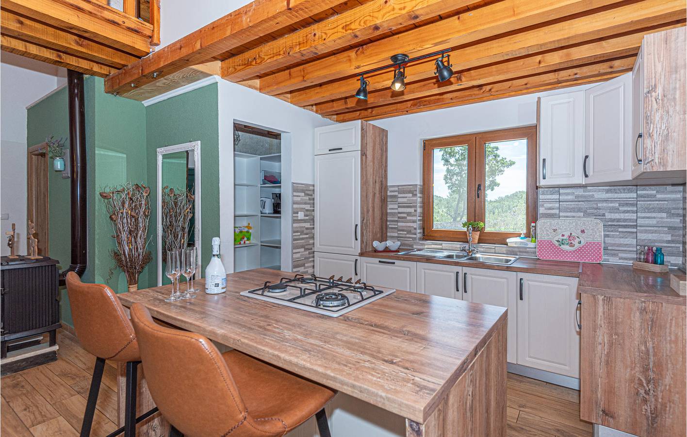 Charmantes Apartment mit 2 Schlafzimmern, Pool, WLAN und Küchenzugang in Tribunj, Šibenik-Knin