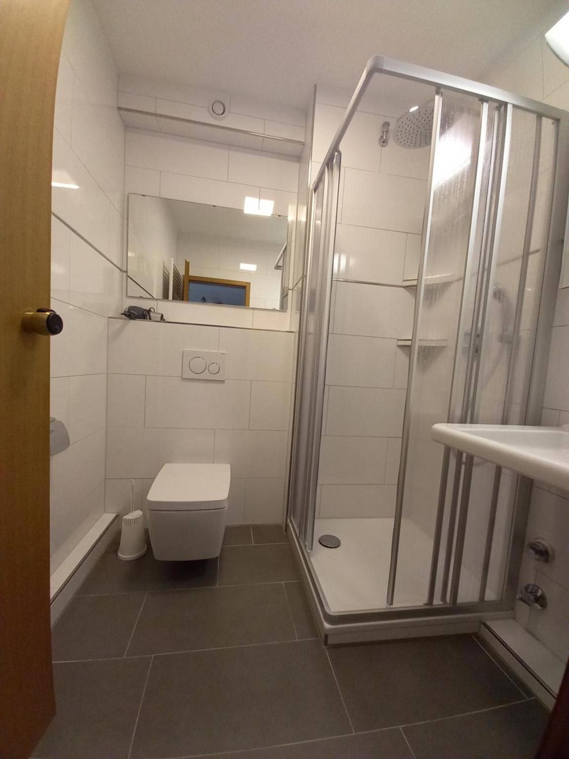 Appartement 'Seeappartement Sorpeglück' met uitzicht op het meer, balkon en zwembad, foto 8