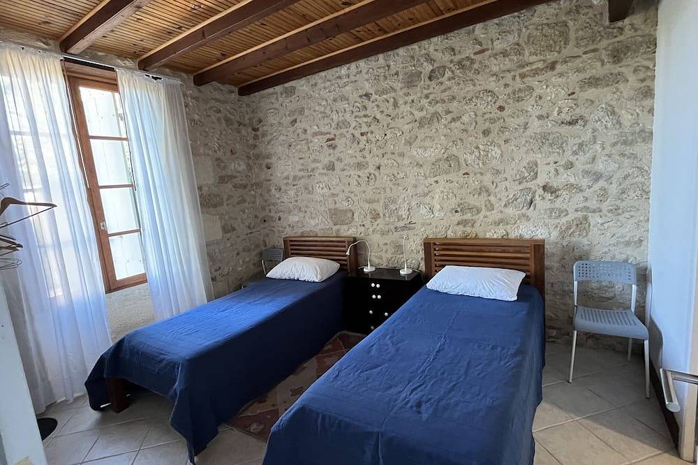 Ganze Wohnung, 2 bedroom 2 bathroom apartment in an ancient convent c1400. in Gensac, Libourne und Umgebung
