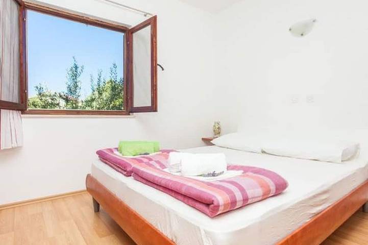 Ganze Wohnung, In Dvornica mit Gepflegtem Garten in Razanj, Šibenik-Knin