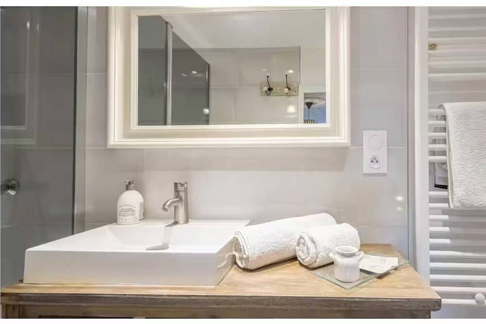 Entire apartment, Suite Eden private jacuzzi in Chaumont, Haute-Marne