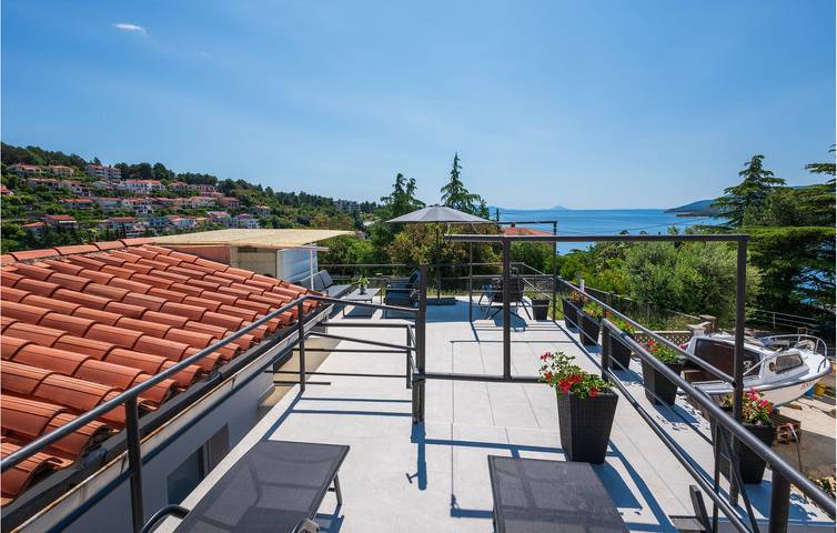 Entire holiday apartment, Charming 100m² Apartment with Terrace, Panoramic Views & Beach Access in Rabac, Labin-Rabac