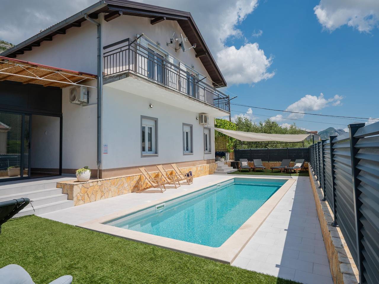 Grand Famliy ferievilla nær havet in Naklice, Omiš-Riviera