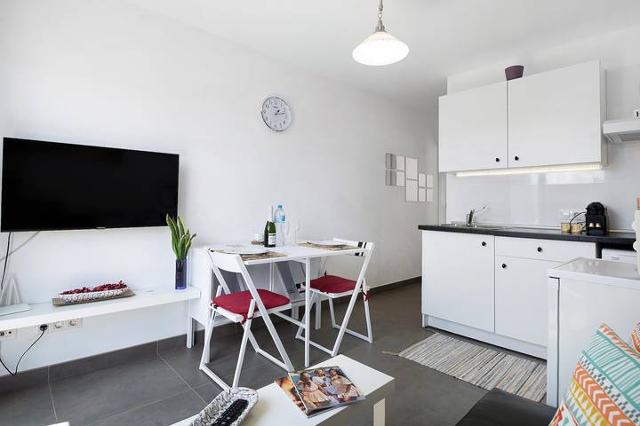 Appartement entier, Appartement de vacances 'Rosales' avec terrasse privée, jardin partagé et Wi-Fi in Playa Blanca, Yaiza