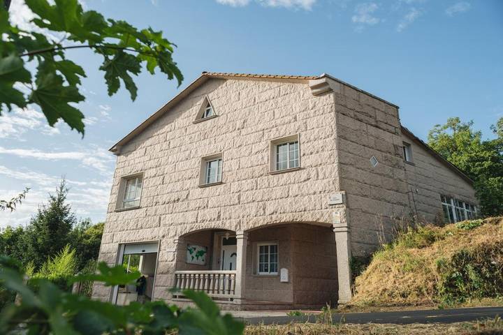 Casa rural para 13 personas, con vistas y jardín en Saviñao