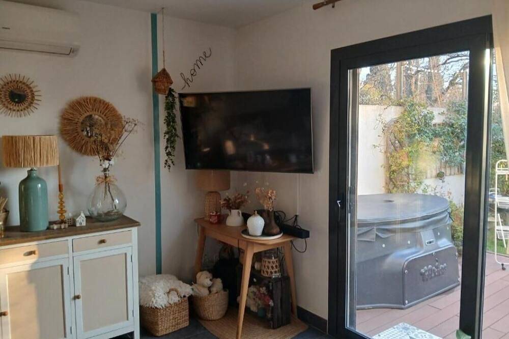 Modern house with garden and jacuzzi in Eyguières, Arles region