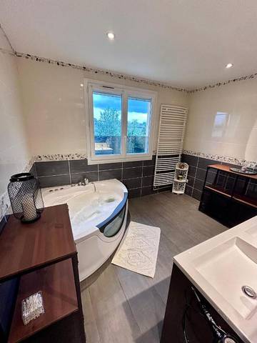 Gîte pour 4 personnes, avec balcon et jacuzzi à Bourg-lès-Valence