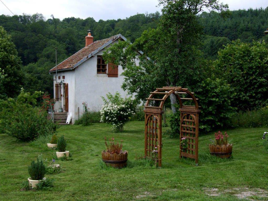 Gîte voor 2 personen met tuin in Chissey-en-Morvan, Autun en omgeving