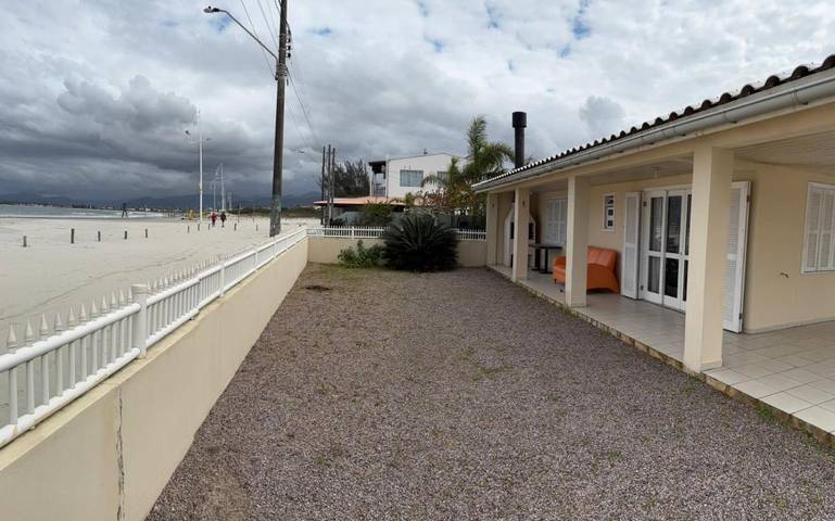 Casas e apartamentos de temporada para 8 pessoas, com jardim e terraço e ainda vista em Praia da Pinheira