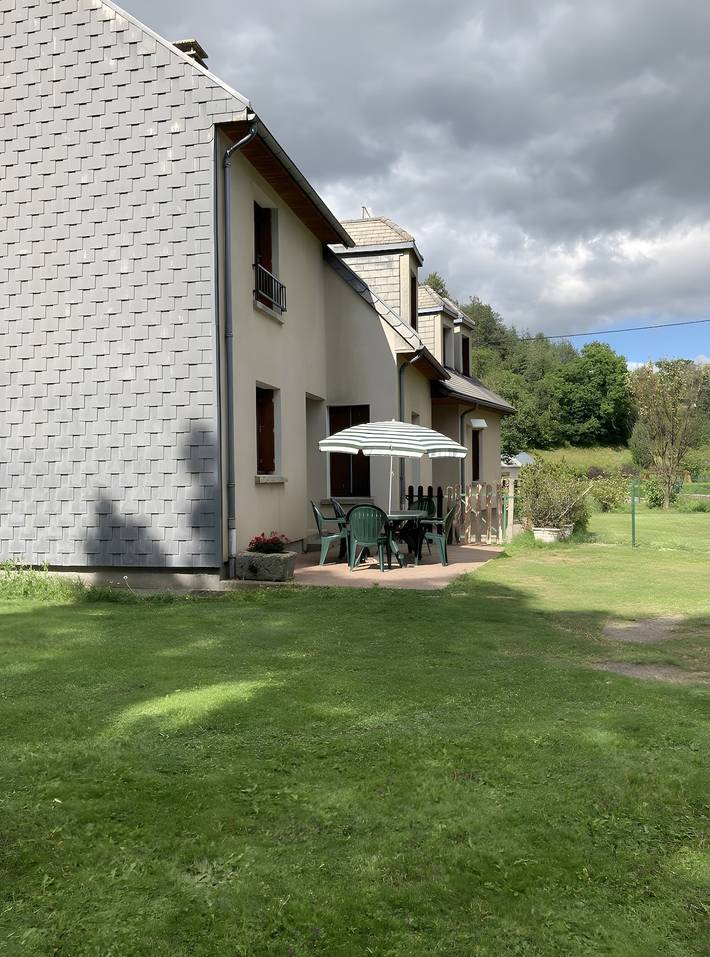 Location de vacances pour 5 personnes, avec jardin à Chambon-sur-Lac - 2