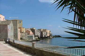 Gîte pour 3 personnes, avec terrasse à Brando