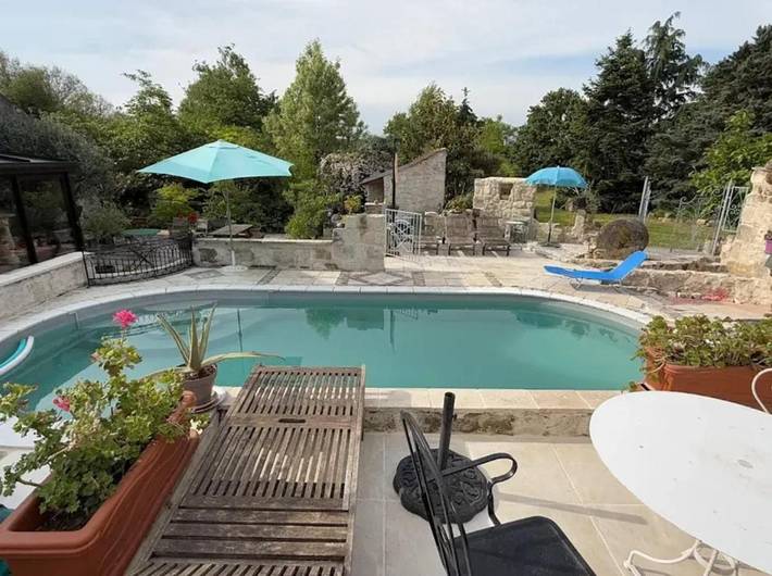 Location de vacances pour 4 personnes, avec jardin ainsi que terrasse et piscine à Bréhémont