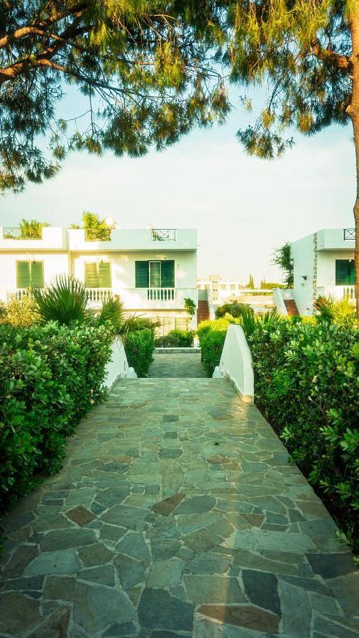Chambre d’hôte pour 4 personnes, avec Balcon et Terrasse ainsi que Jardin et Piscine