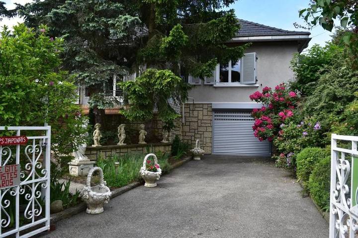 Location de vacances pour 6 personnes, avec balcon ainsi que vue sur le lac et jardin dans Pierre-Châtel