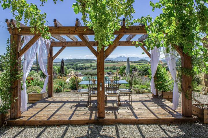 Gîte pour 20 personnes, avec Balcon et Terrasse ainsi que Jardin et Piscine