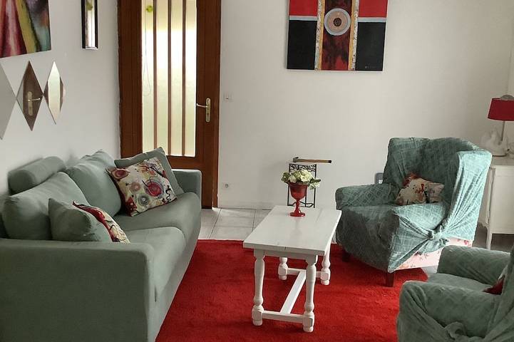 Maisonette with small garden on large property in Beychac-et-Caillau, Bordeaux e dintorni