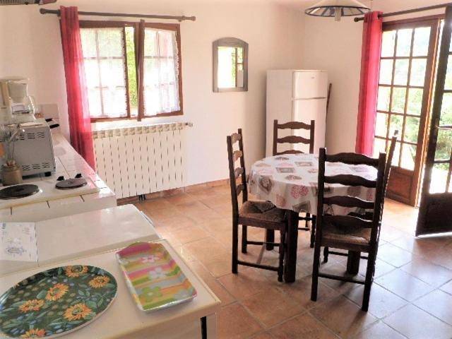 Location de vacances pour 2 personnes, avec vue ainsi que jardin et piscine à Barjols - 3