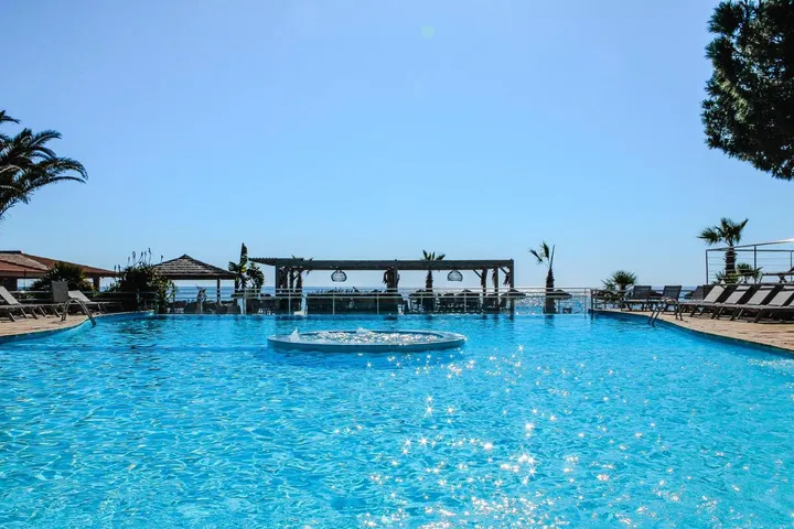 Parque de vacaciones para 4 personas, con piscina además de jacuzzi y jardín, Se admiten mascotas - 1