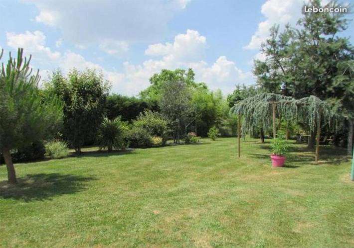 Location de vacances pour 2 personnes, avec Terrasse et Jardin ainsi que Piscine et Vue à Panazol - 3