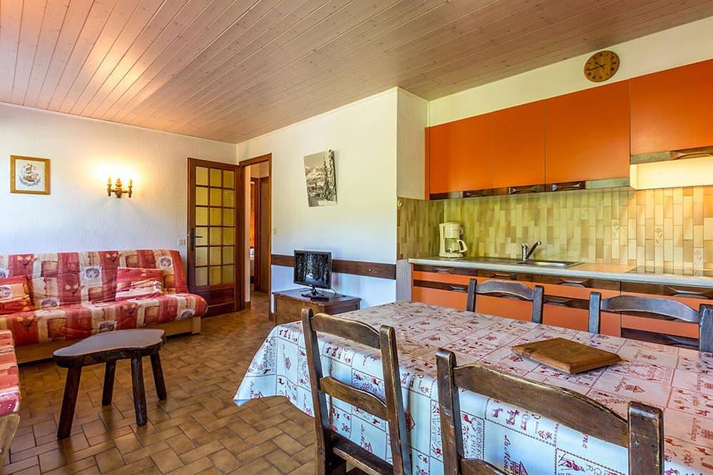 Appartement entier, Rez de chalet calme avec terrasse - 2 chambres, proche pistes à La Clusaz in La Clusaz, Région d'Annecy