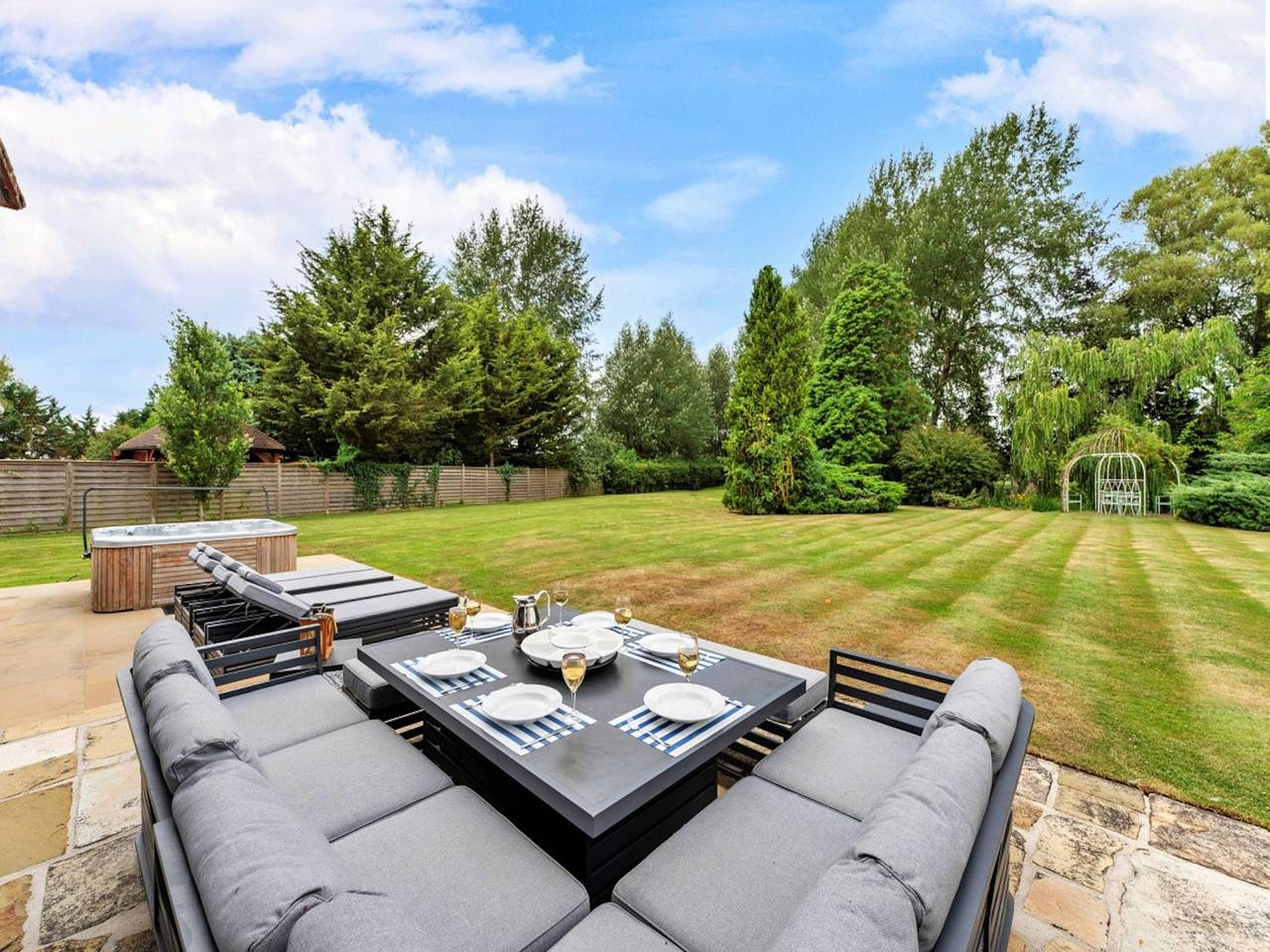 Holiday Home near Beaches & Cafes, Uk in Tring Rural, Hertfordshire