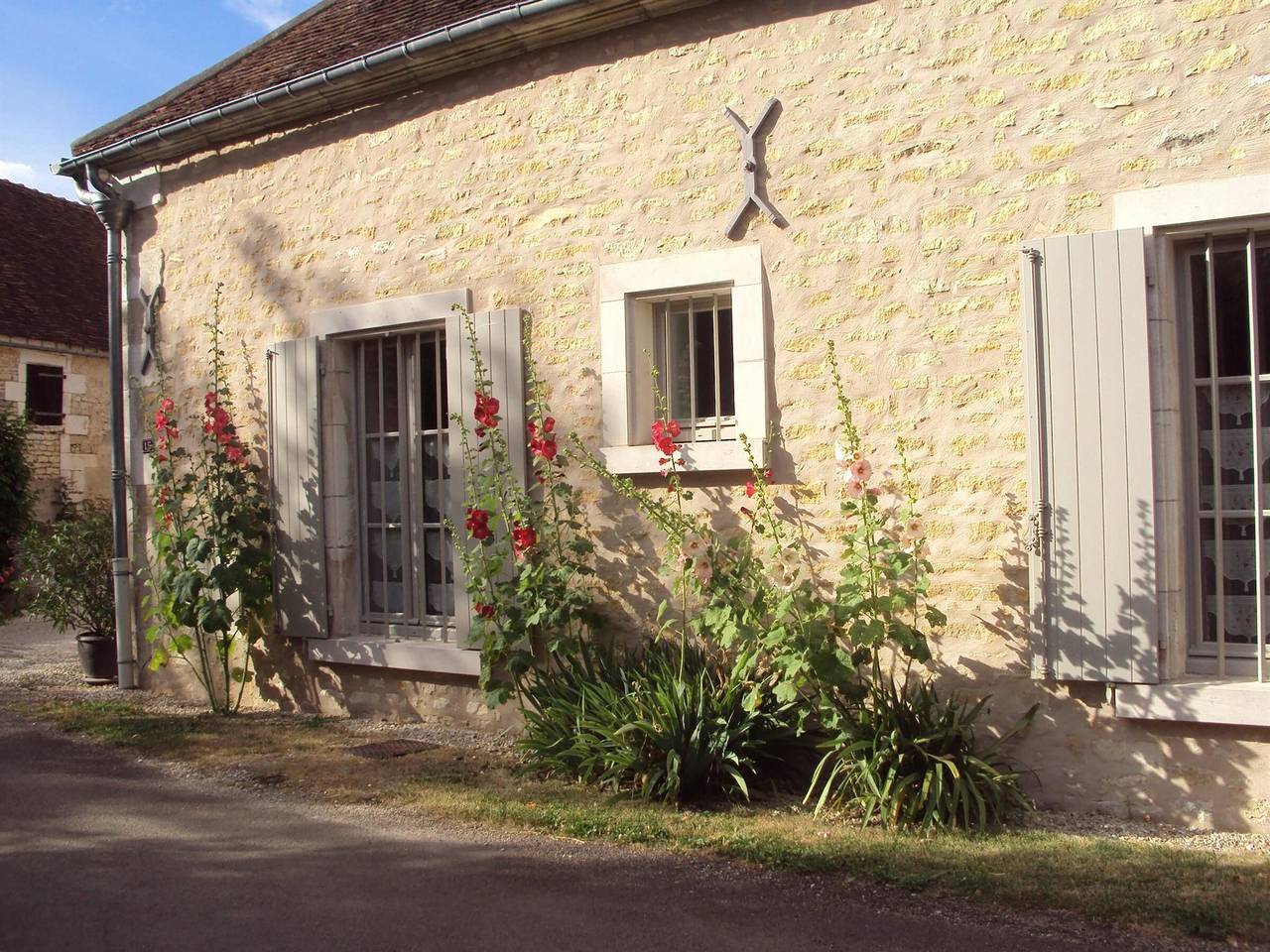 Renovated village house, wood stove, close to shops in Thury, Auxerre region