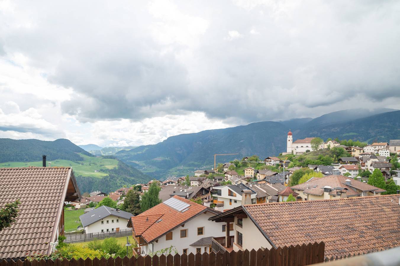 Appartamento intero, Appartamento 'Stuflesser' con vista sulle montagne, terrazza privata e giardino in comune in Laion, Dolomiti Superski