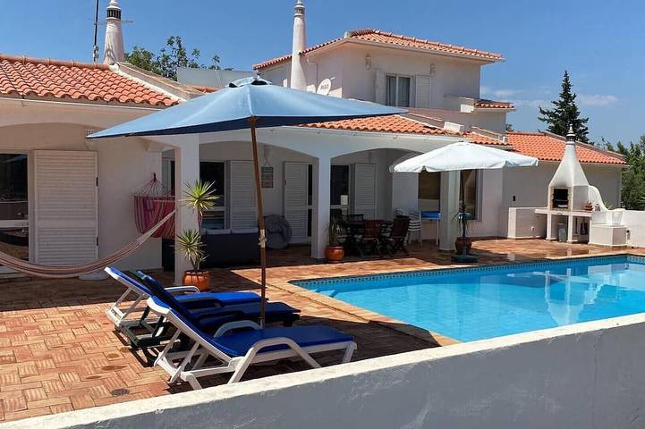 Ferienhaus für 8 Personen, mit Balkon und Garten