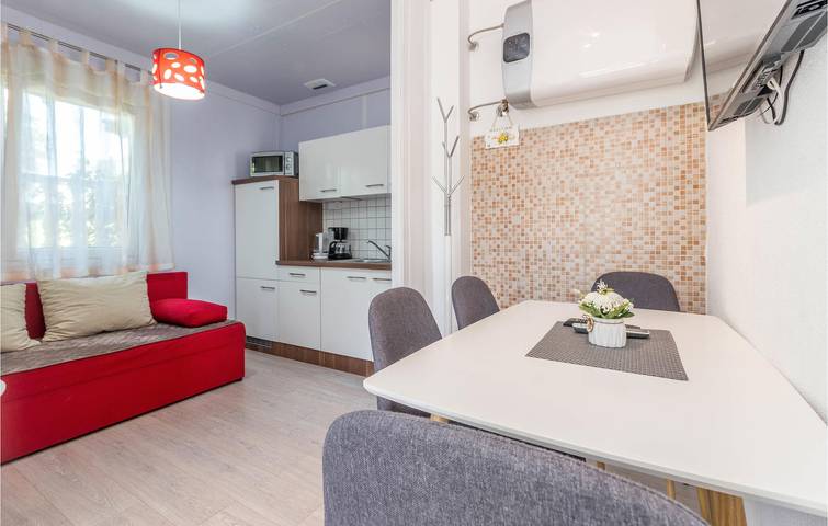 Cozy Sea View Apartment with Pool, Wi-Fi, and Kitchen - 2km to Beach in Sveti Filip i jakov, Općina Sveti Filip i Jakov