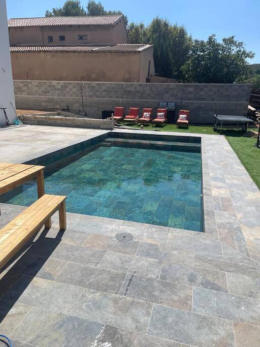 Villa pour 8 personnes, avec terrasse ainsi que vue et piscine à Les Pennes-Mirabeau - 4