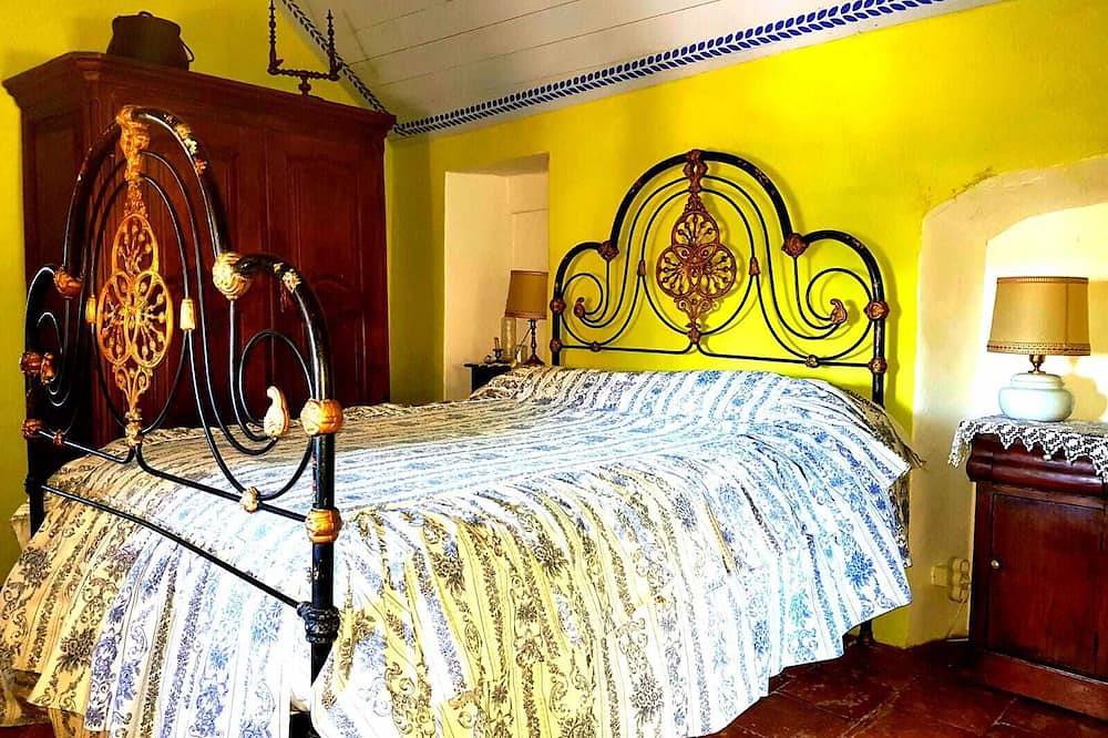 Casa Abadía de Banaguás in Jaca, Pirineos