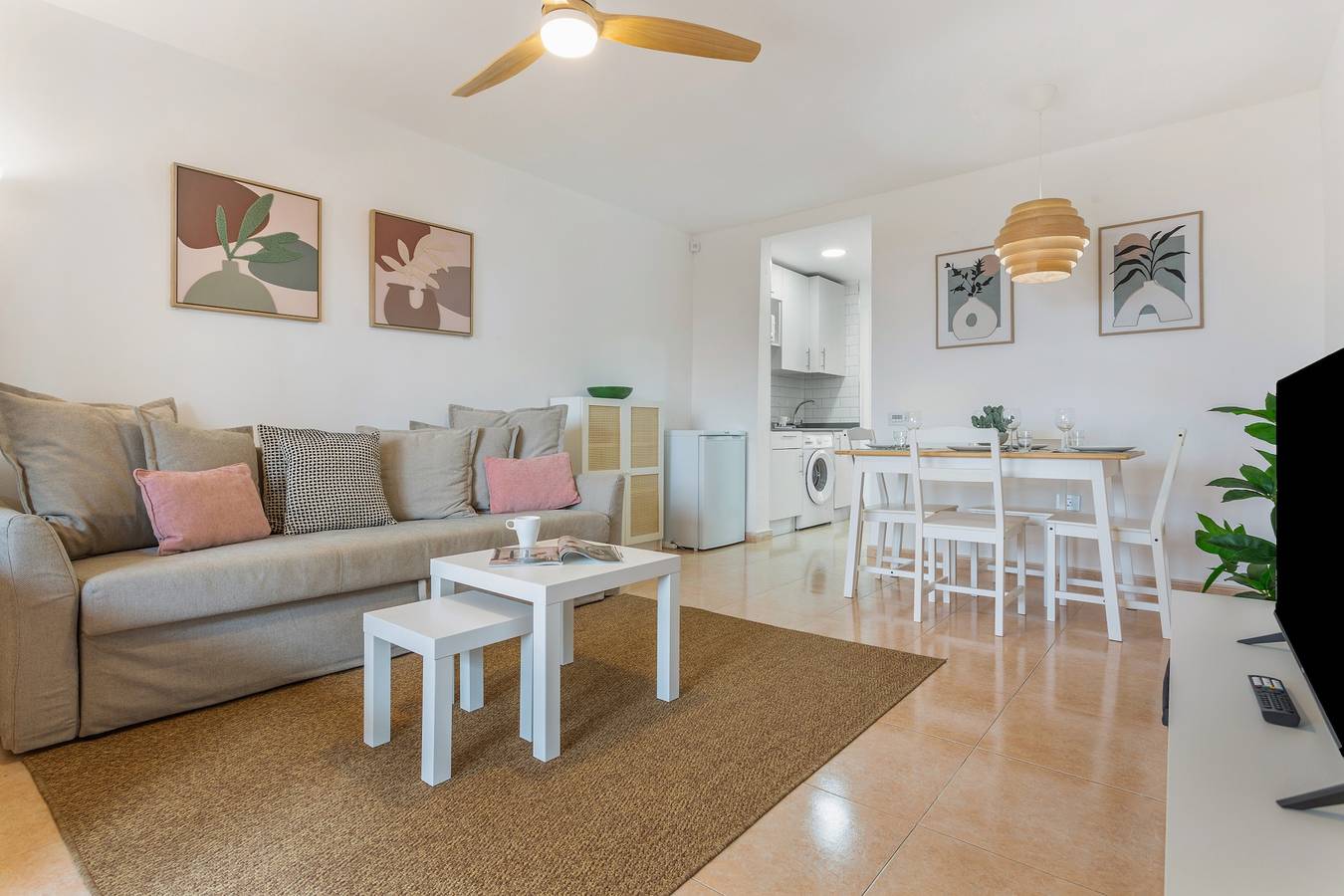 Apartamento entero, Vacaciones 'Loleta' con piscina compartida, terraza privada y Wi-Fi in Corralejo, La Oliva