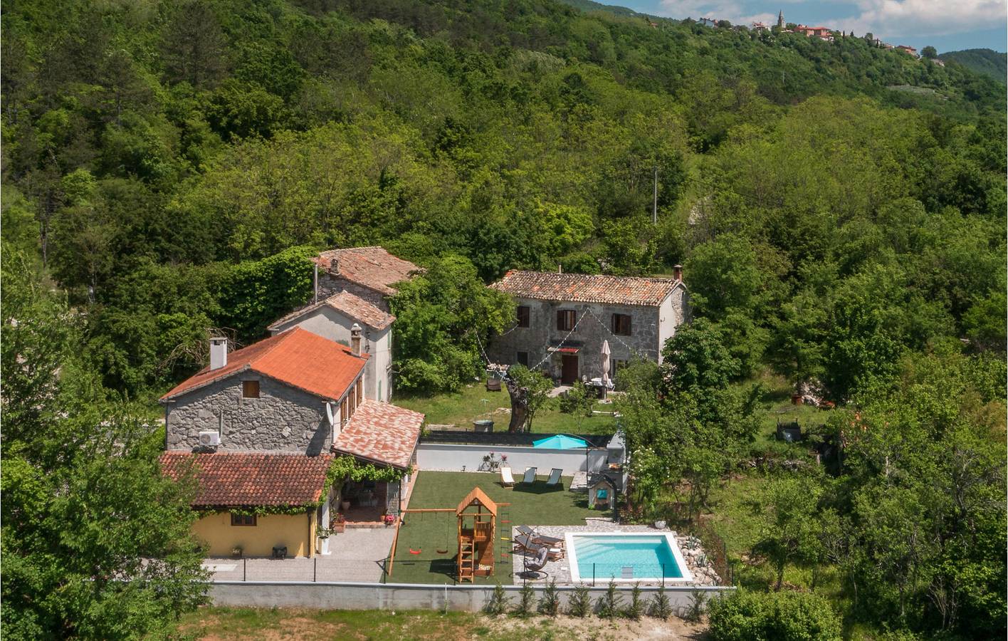 Charmant appartement met 2 slaapkamers, terras, wifi en parkeergelegenheid in Roč in Roč, Buzet