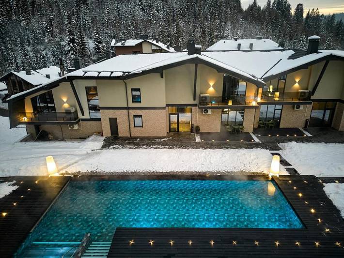Hôtel pour 4 personnes, avec jacuzzi et balcon ainsi que piscine et sauna
