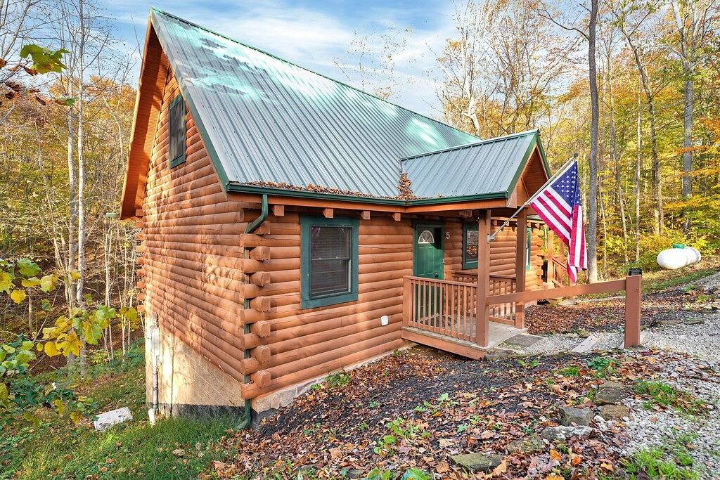 Kardinal Hütte in Hummingbird Hills (Hocking Hills Bereich) in Hocking County