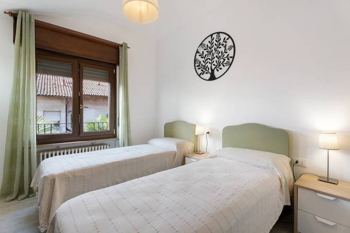 Ganze Wohnung, Ferienwohnung 'Mansarda Vialba' im Ferienhaus mit Seeblick und Balkonen in Spiagga Le Fontanelle, Germignaga
