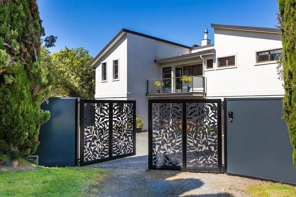 Riverside Villa - Großes modernes Haus am Ufer des Waikato River in Taupo, Taupo District