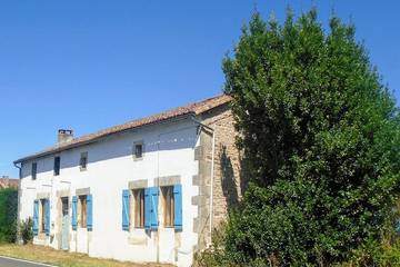 Gîte pour 8 personnes, avec jardin à Charroux