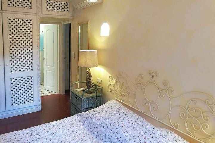 Waterfront villa on sandy beach, private beach, pets welcome. in Pramousquier, Le Lavandou