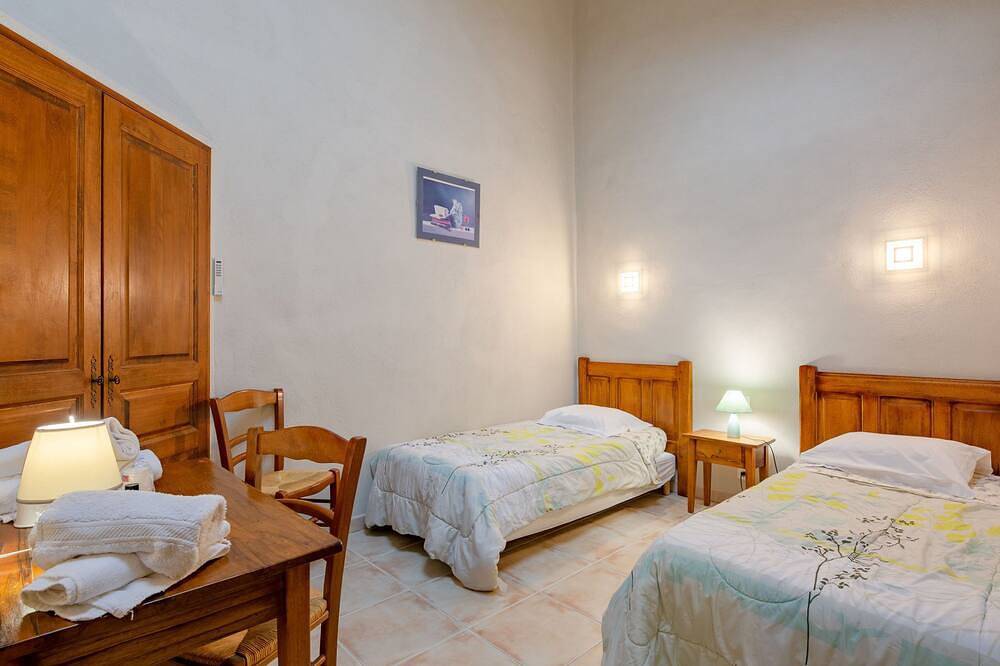 Entire apartment, Marjolaine in Bauduen, Brignoles region