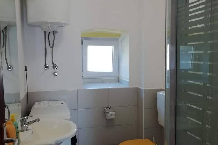 Ganze Wohnung, 1-Zimmer-Ferienwohnung mit Terrasse und Meerblick Prvic Luka, Prvic in Prvić Luka (Kroatische Adria), Prvić Luka