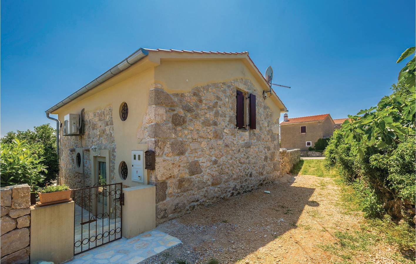 Reizende 2-Zimmer-Wohnung mit Pool und Terrasse, 2,5 km vom Stadtzentrum von Kras entfernt in Garica, Krk