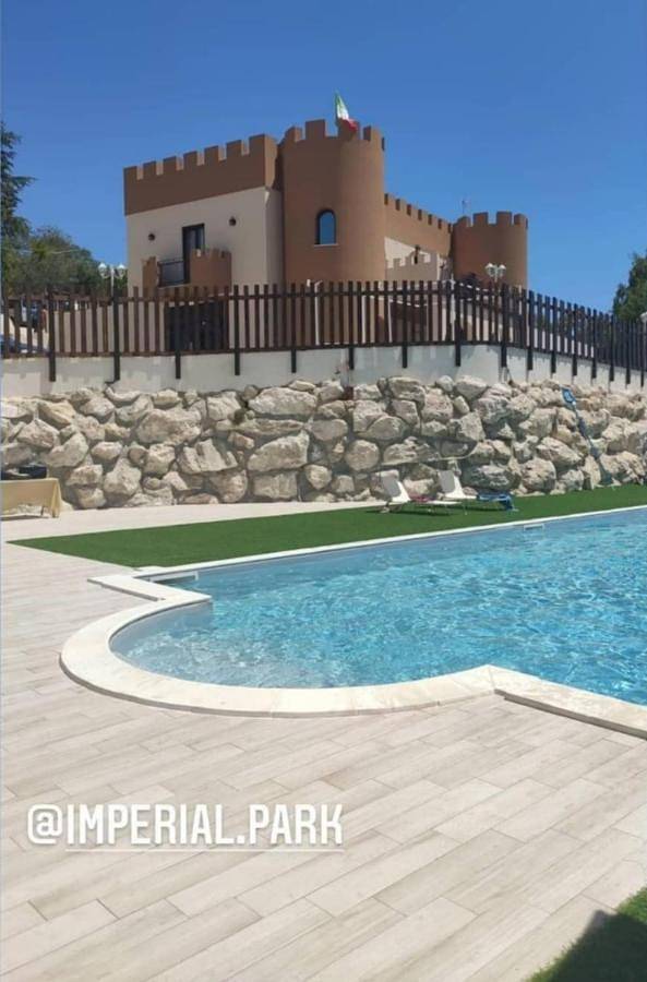Maison d’hôte pour 2 personnes, avec Balcon et Terrasse ainsi que Jardin et Piscine dans Santa Elisabetta