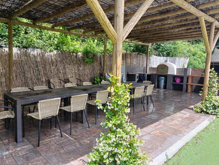 Casa de vacaciones para 17 personas, con jardín además de vistas y piscina - 1
